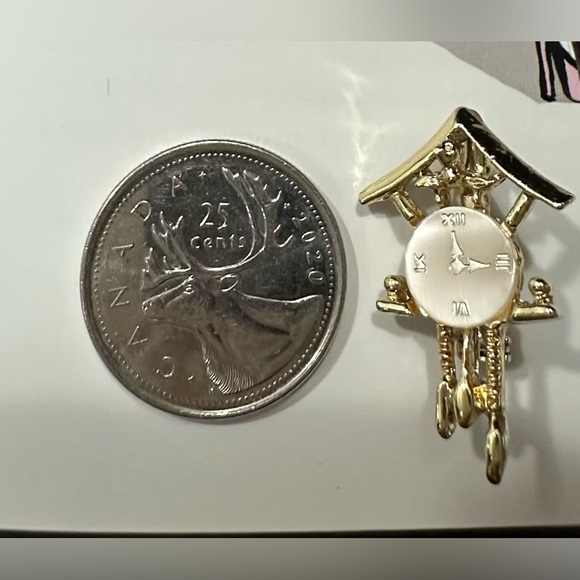 Vintage Roman Cuckoo Clock Brooch – Gold Tone, Mother-of-Pearl Dial - Picture 3 of 7